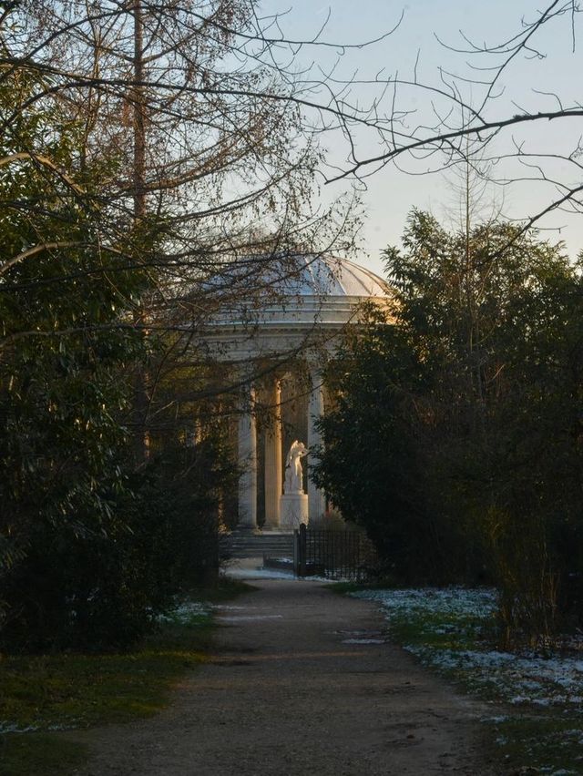 Frosty Palette: 🎨❄️ Versailles