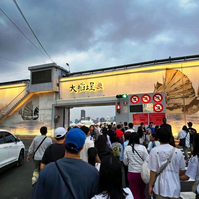 🍜大稻埕碼頭廣場🍺一邊飲酒一邊欣賞河川日夜景致🌇