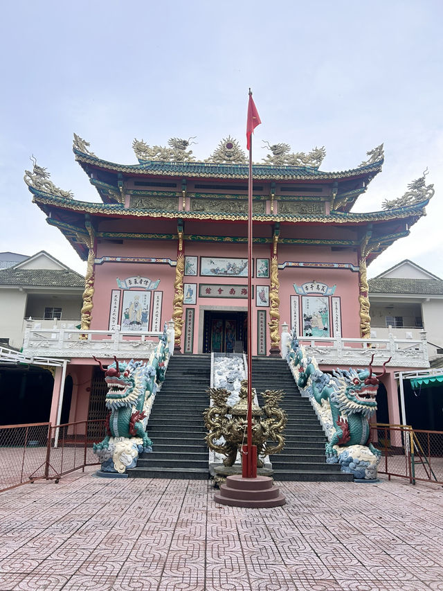 Pagoda & Temple of Phu Quok centre 