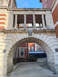 NHS Building at Manchester University: Elegance in Everyday Care