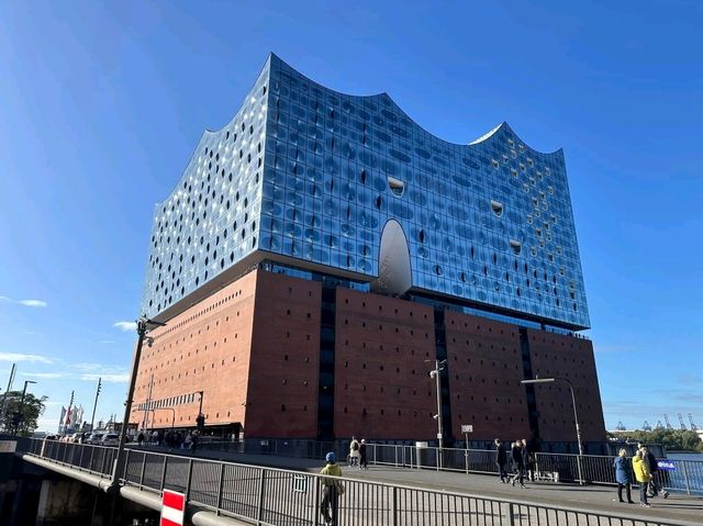 Hamburg's Top Attractions & Spooky Halloween Vibes 🕸️