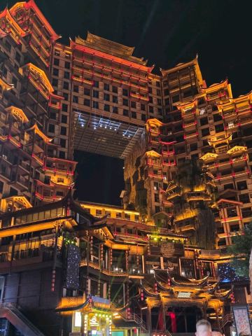 72座魔幻之塔」：現實中的賽博朋克中國｜Trip.com 張家界