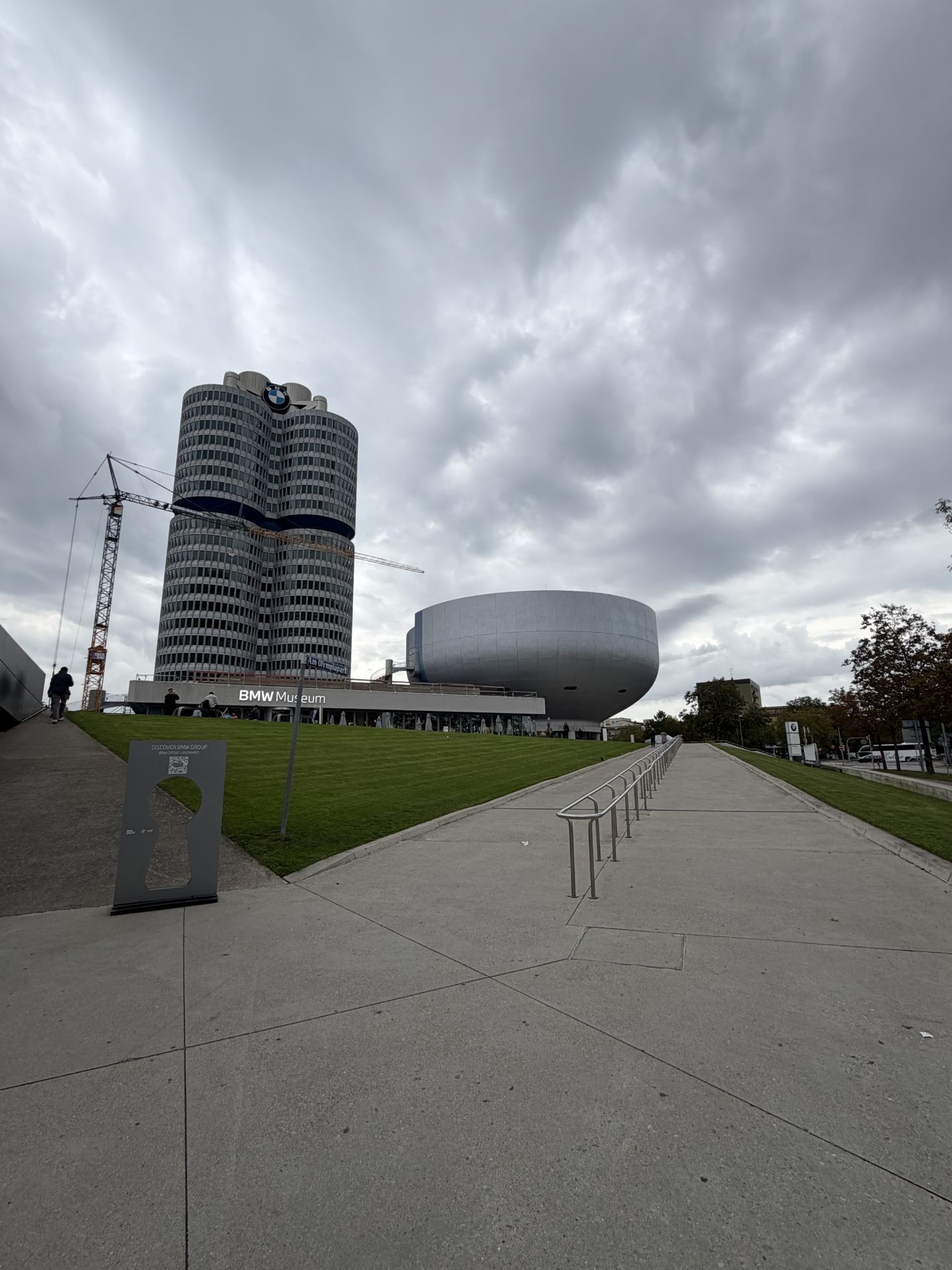 BMW Museum 是慕尼黑非常值得參觀的景點,即使不是汽車迷也能看得很投入。館內以時間軸方式展示 BMW 從早期航空引擎到現代電動車的發展歷程,展品豐富且陳列設計充滿科技感。經典車款、賽車與概念車都保存得相當完善,讓人能近距離欣賞品牌百年歷史。動線規劃清楚,環境寬敞舒適,是了解德國工業設計與工程技術的好地方。