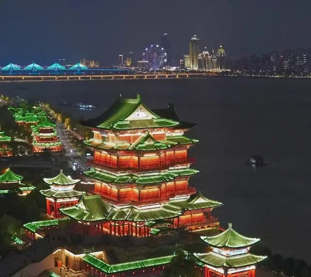 Ascend Tengwang Pavilion during the day, and view it at night.