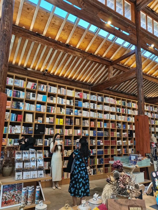 大理沙溪‖沙溪先鋒書店書香味和泥土味的詩意結合