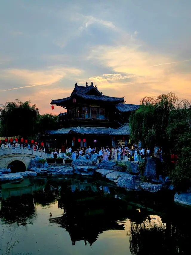 Luoyang | Wandering around the ancient city in Hanfu, the night view here is simply stunning