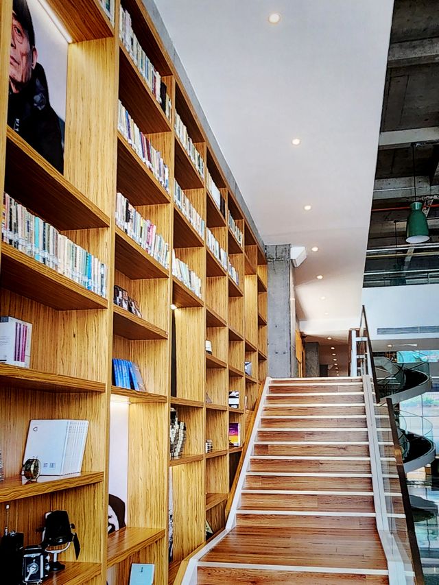 西影大廈有一個以電影之名點亮一城書香的影屋