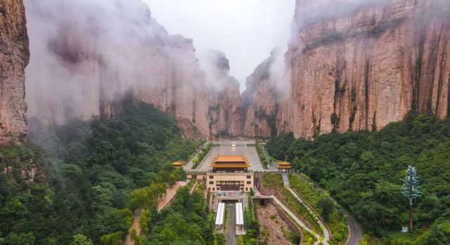 壺山溫泉旅遊度假區坐落於青山綠水之間，海拔在1000米以上，常年綠意籠罩