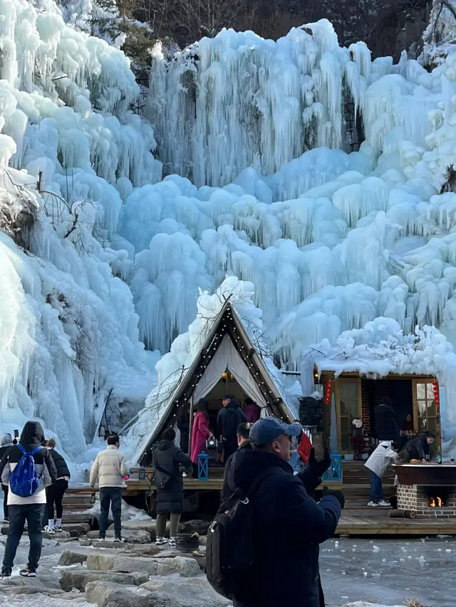 济南の冬の氷雪の奇跡の約束、美しい氷の滝の囲炉