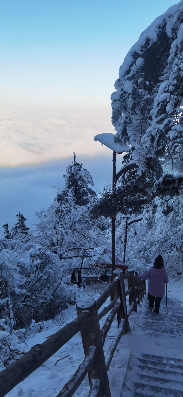 峨眉山的雪景和雲海是每年都值得親臨一次的美景