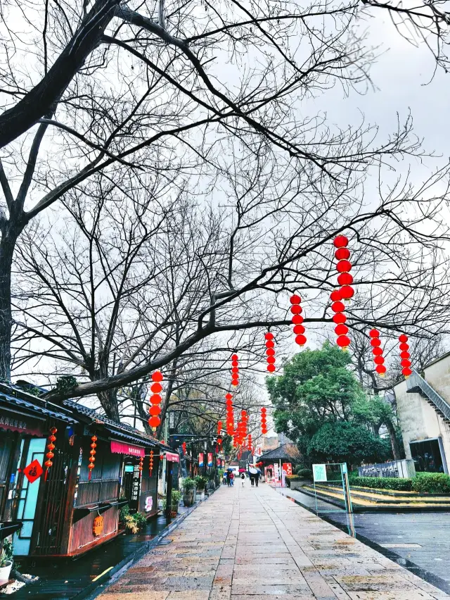 Qiaoxi Straight Street is the most worthwhile shopping district in the northern area of Hangzhou