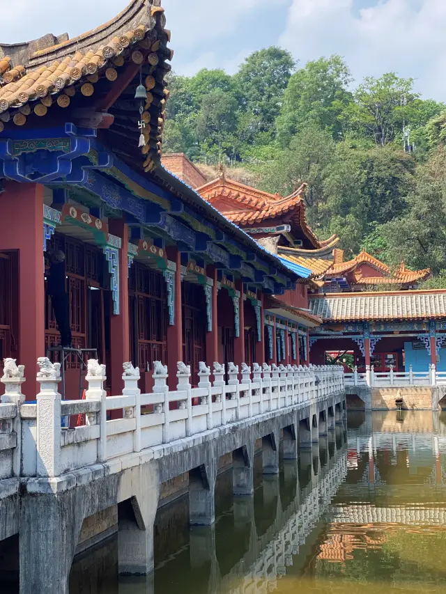 Experience the unique 'Inverted Slope Temple' in Kunming