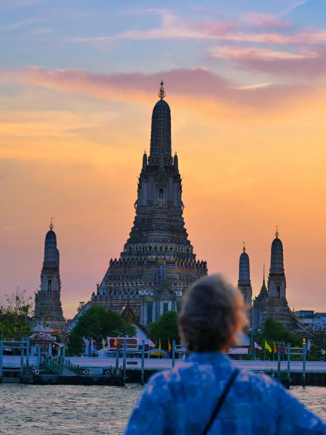 Recently in Bangkok, rush to the Chao Phraya River for a stunning sunset view spot!