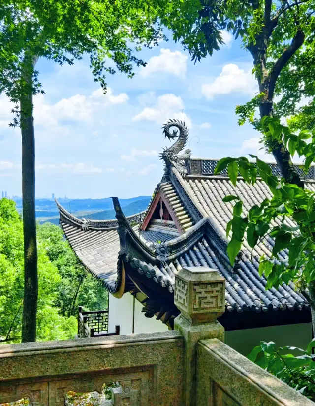 The tranquility and serenity of Lingyin Temple and Feilai Peak in Hangzhou's West Lake