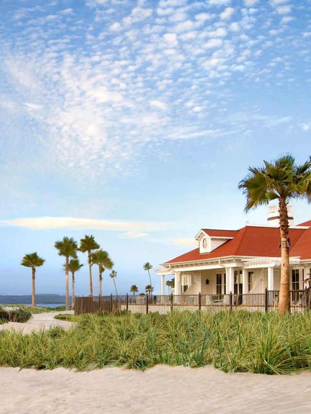 🌴🛏️ Coronado's Coastal Charm: Beachside Bliss & Luxury 🌊