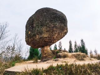 Hechuan Longduo Mountain and Dou Niu Stone