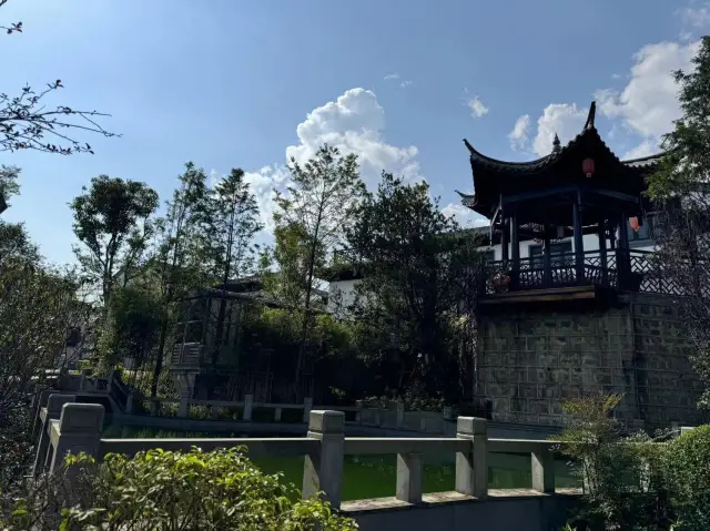 Outside the courtyard is the bustling life of Tengchong, while inside is your own serene retreat