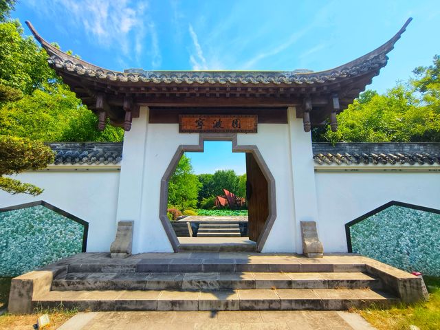 武漢園博園離漢口站頗近，有地鐵，但下車後要走一段路程。園博園頗大，需要收門票。如果純步行遊玩會略為耗費體力。