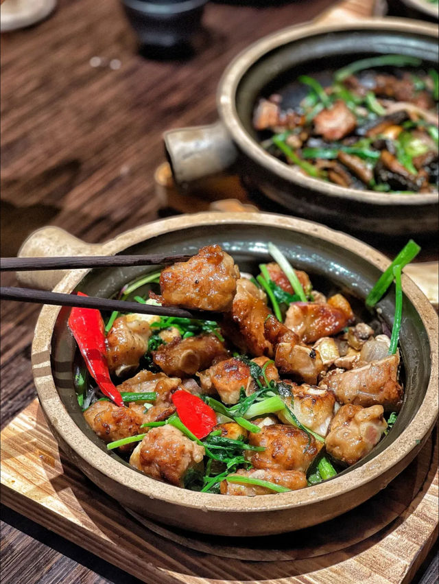 青島萬象城！新開的！煲仔菜 好好吃啊！。