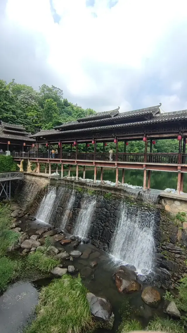 우한 황베이구｜진리거우｜현실 속 '센과 치히로의 행방불명'.