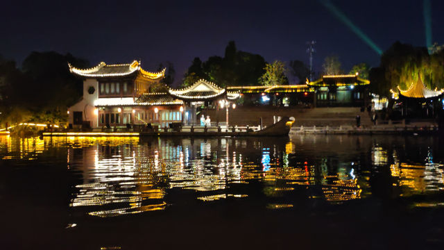 泰州行1：乘船夜遊鳳城河。