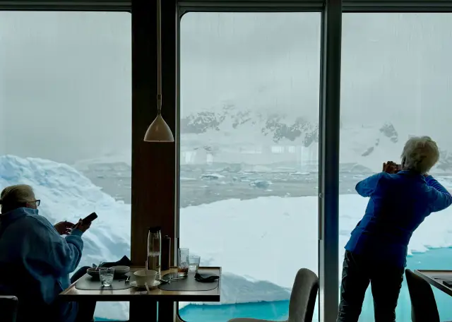 [Hurtigruten MS Fridtjof Nansen - Antarctic Expedition] D4 Live Broadcast