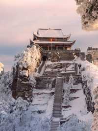 九華山真的迎來了2025年的第一場雪了。
📢📢號外號外，九華山是真的下雪❄️啦