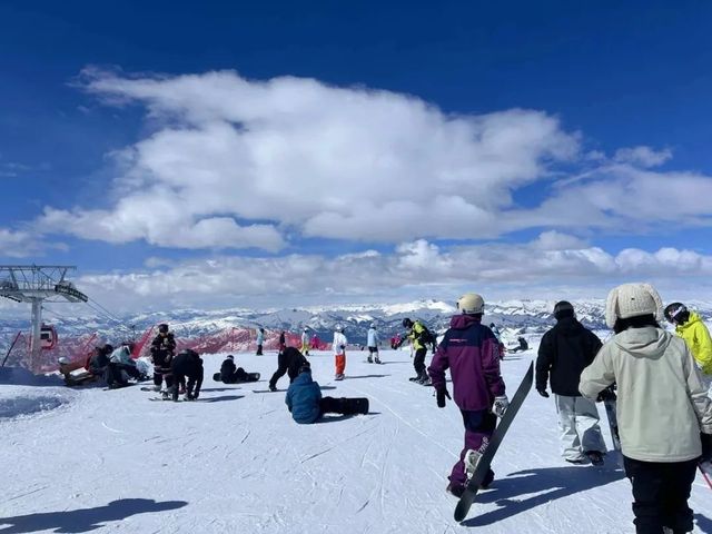 新疆阿勒泰可可托海滑雪場冬季歡樂多