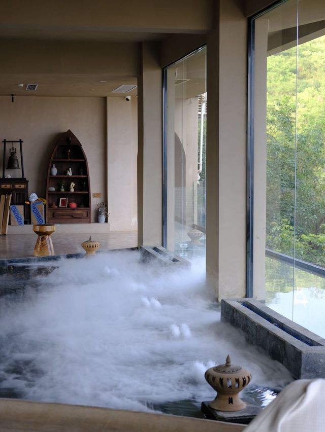 人在版納 被這個半山泳池美到了