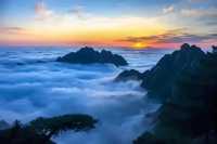 "峨眉山一座雲上佛國，人間仙境"。