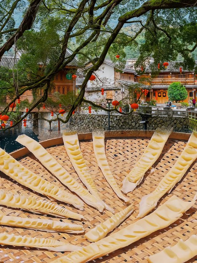在「小麗江」當鹹魚：日間數瓦片，晚上追螢火
