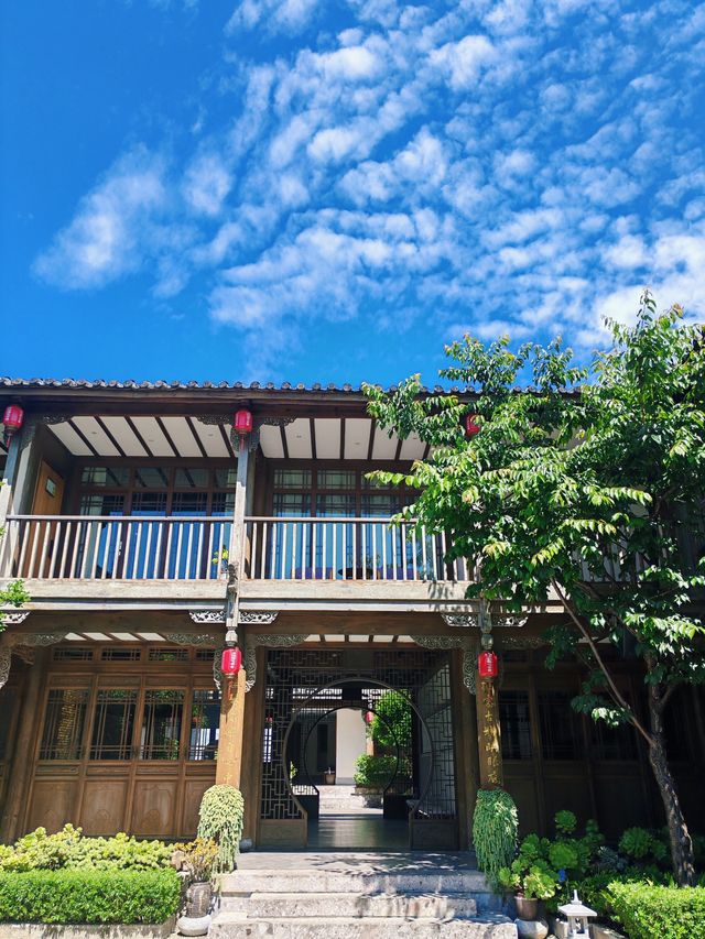 藍天白雲下的民宿拍照也太出片了吧