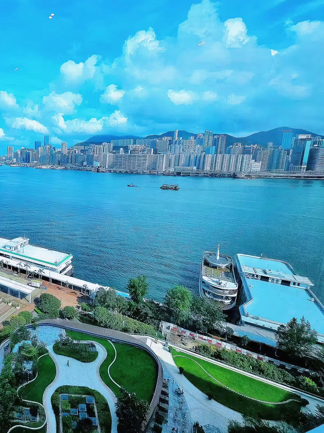 香港🇭🇰！！瞓醒就見到180°絕美維港海景🌊真係抵到爛！瞓醒就能望到維多利亞港，究竟係咩體驗哇❓✨