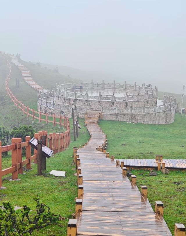 19℃的雲端秘境！六盤水4天3晚深度遊：草原佛光、火把狂歡、峽谷奇觀全收錄！ 北緯26°的天然