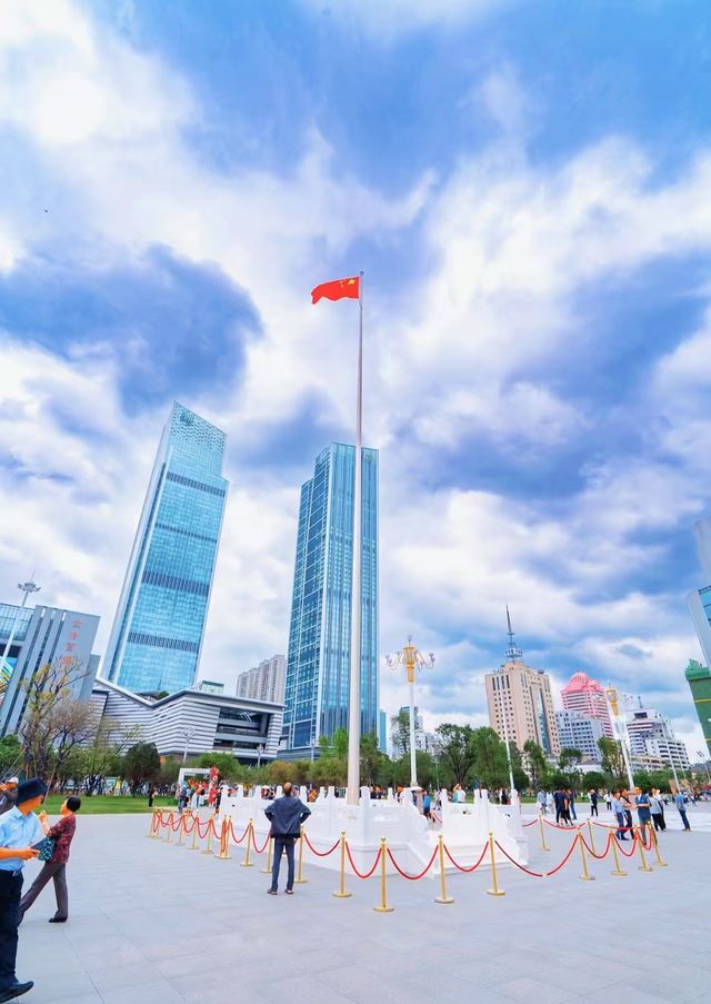 Discovering a New Gem in Kunming! The Ultimate Combo: Dongfeng Square + Crowne Plaza Hotel 