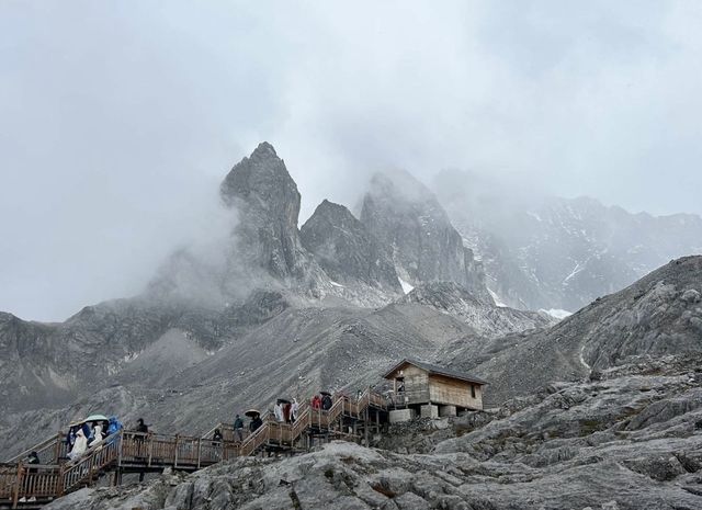 玉龍雪山：觸摸天際的銀白夢境