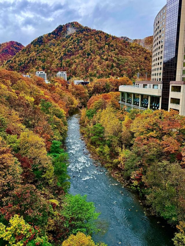 日本10月北海道：秋色與溫泉的盛宴。