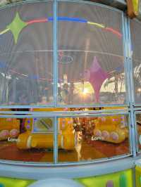 斑斕雲彩下遊樂設施玩足一日