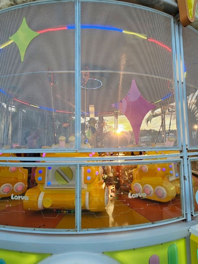 斑斕雲彩下遊樂設施玩足一日