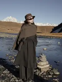 在雪山的凝視下,感受生命的奔放與靈性