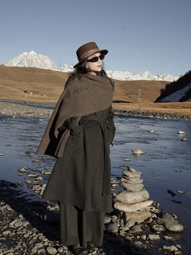 在雪山的凝視下,感受生命的奔放與靈性 在雪山的凝視下,感受生命的奔放與靈性