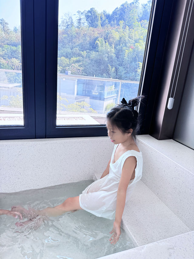 帶娃山裡放養！去個有藝術家的小鎮民宿過夜