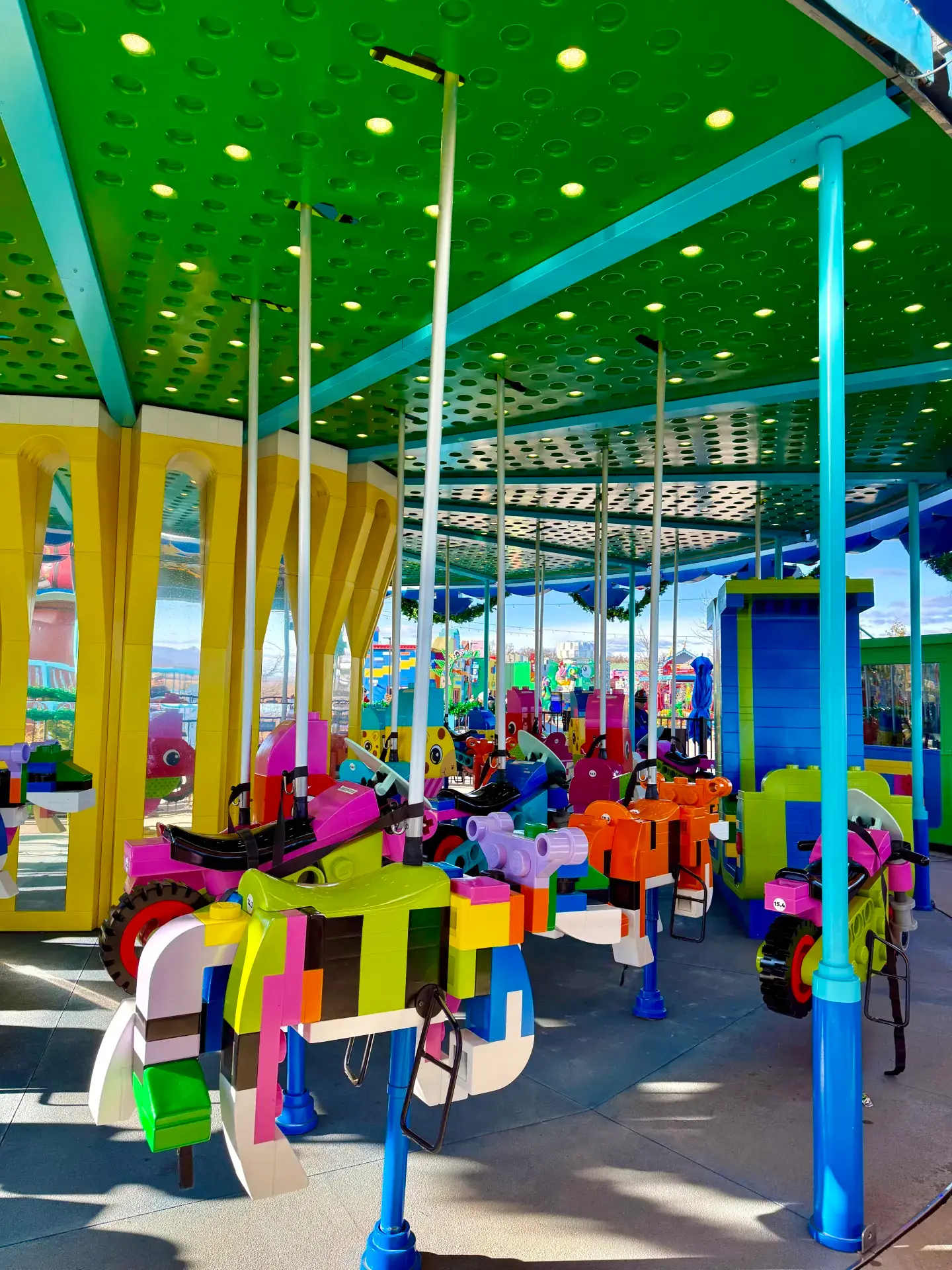 Legoland vào mùa đông thật tuyệt vời! Nơi đây yên tĩnh đến nỗi cảm giác như chúng ta đang sở hữu cả khu vui chơi vậy.