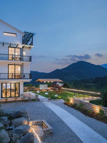 Enjoy a delightful stay in Tonglu, where your heart dances with the wind amidst the mountains and fields!