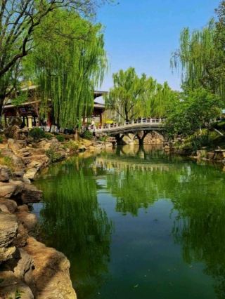 。大都市の定番の記念写真や、どこも同じようなインスタ映えスポットにはもう飽きましたか？それなら、「リラックス感」に満ちたこの東北の都市、阜新（ふしん）は、じっくりと味わう価値が本当にあります！ここは空が青く水が澄んでいて、何気なく撮るだけで素晴らしい写真になり、満開のチューリップ畑と遠くの古建築が組み合わさって、どの写真も本当にフィルターいらずの美しさです。今回、私はスケジュールに全く追われない旅を選びました。良いホテルに泊まり、地元のご当地グルメを食べ尽くし、歩きたい時に歩き、休みたい時に休み、心を完全に空っぽにしてリセットしました。癒やし度マックスです。4日間の日程で歴史を仰ぎ見るとともに、現代生活も楽しみ、本場の絶品グルメもたっぷりと満喫しました！