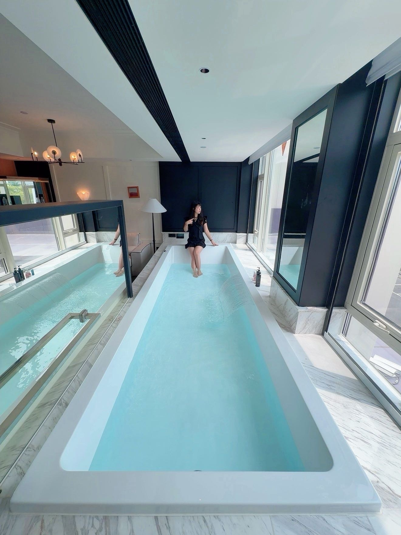Berlibur ke Chimelong Guangzhou
Menemukan hotel desainer tersembunyi di kawasan bisnis Nancun Wanbo!
Nilai dan pengalaman langsung maksimal
Di sini 24 jam pun tidak ingin check-out!

Yang paling membuat saya jatuh cinta adalah bak mandi super panjang 4 meter yang sangat besar🛁
Sangat jarang ditemukan! Setara dengan kolam rendam pribadi kecil
Berendam berdua sambil berbaring tanpa sesak, ruangnya sangat luas
Dilengkapi dengan jendela kaca besar yang tembus pandang, melihat pemandangan luar sangat menyenangkan!

Sebagai hotel desainer dengan tampilan menarik, estetika benar-benar on point!
Desain keseluruhan minimalis mewah yang elegan, bersih dan rapi
Tata letak kamar nyaman, kualitas dekorasi lembut maksimal
Detailnya sangat diperhatikan, bersih dan rapi! Menginap jadi sangat tenang

Lobi juga menyediakan kopi segar gratis☕️
Sebelum keluar atau saat kembali ke hotel bisa langsung ambil secangkir
Ada juga ruang cuci, sarapan prasmanan, dan lain-lain

Lokasinya juga sangat bagus🔥
Tepat di pusat kawasan bisnis Nancun Wanbo dan dekat dengan Chimelong Park
Transportasi sangat mudah, dekat dengan stasiun metro
Belanja, jelajah toko, dan kuliner semua sangat dekat
Cocok untuk perjalanan bisnis, liburan bersama teman, atau menginap singkat