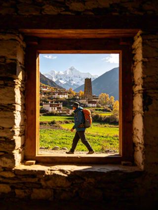Open the window to see the sunlit golden mountains! What is it like to stay in Jiaju Tibetan Village and be awakened by its beauty?