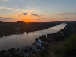 The most beautiful sunset spot in Austin: Mount Bonnell summit guide