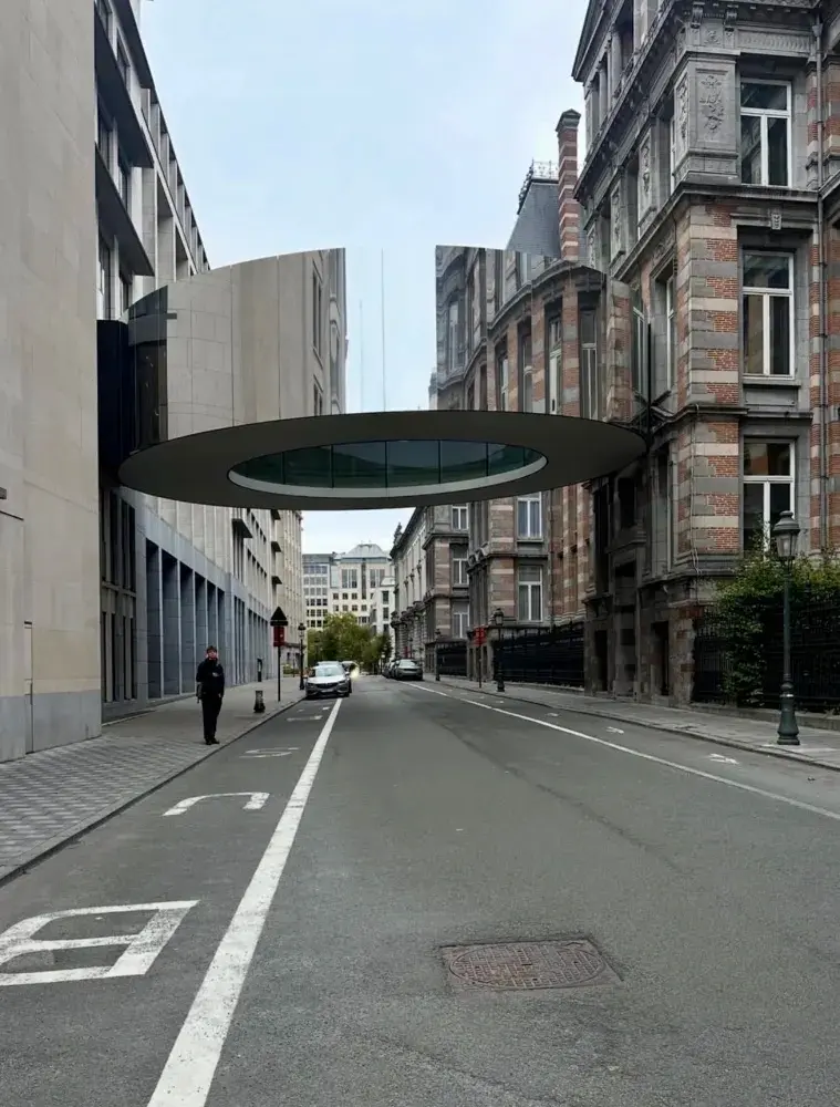 布魯塞爾隱世建築:像雕塑一樣的天橋