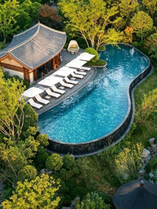 โรงแรมบ่อน้ำพุร้อนรุ่ยหลี่ใกล้เมืองซีอานอยู่ห่างจากน้ำพุตาไท่ไป่โดยใช้เวลาเดินเพียงไม่นาน